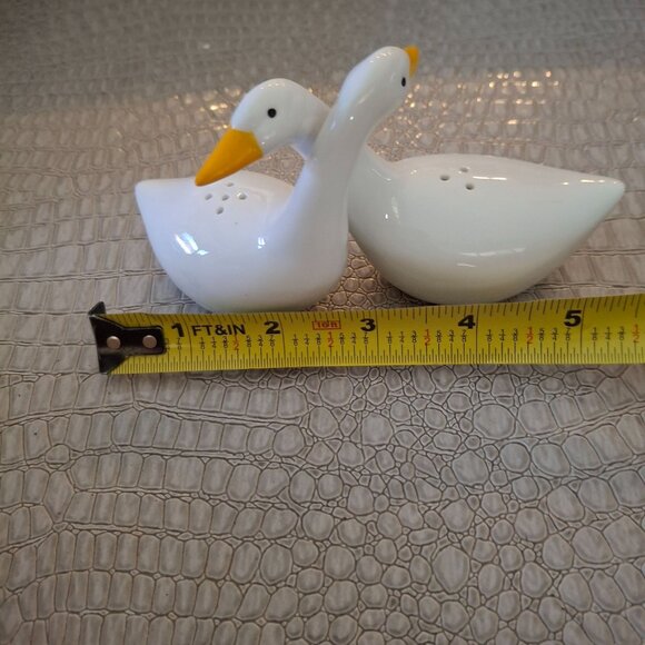 Vintage Avon Ceramic Duck/Goose Hugging Salt & Pepper Shaker Set - Picture 6 of 6